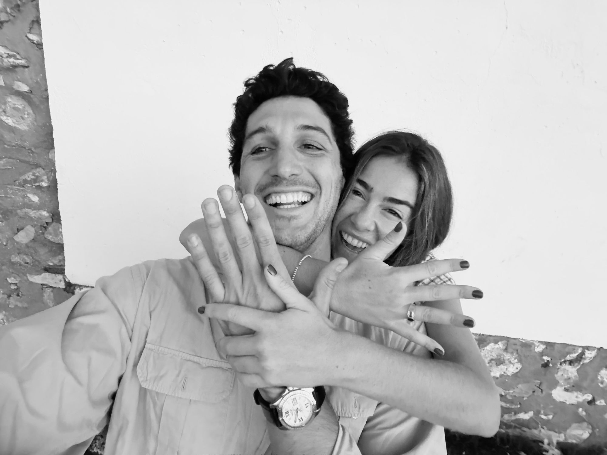 María y Álvaro sonriendo y mostrando el anillo de compromiso