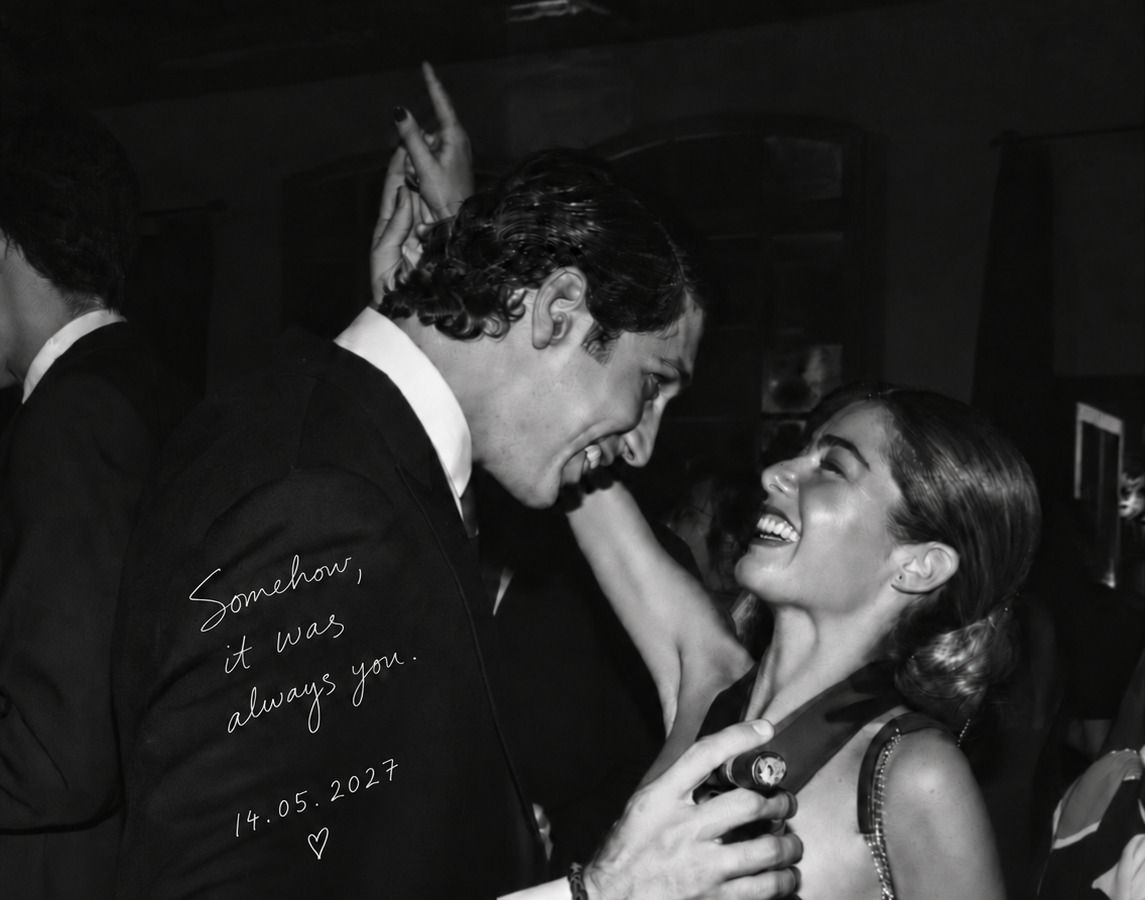 María y Álvaro riendo y bailando juntos