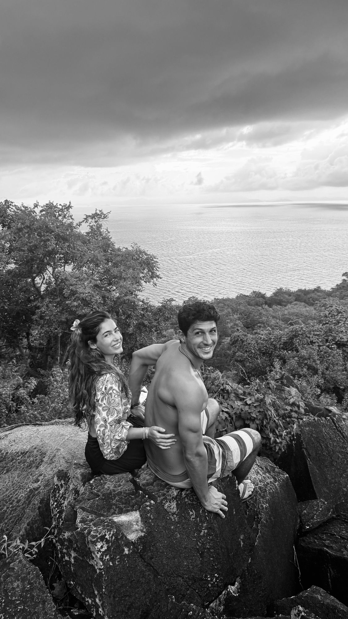 María y Álvaro sonriendo en un mirador junto al mar