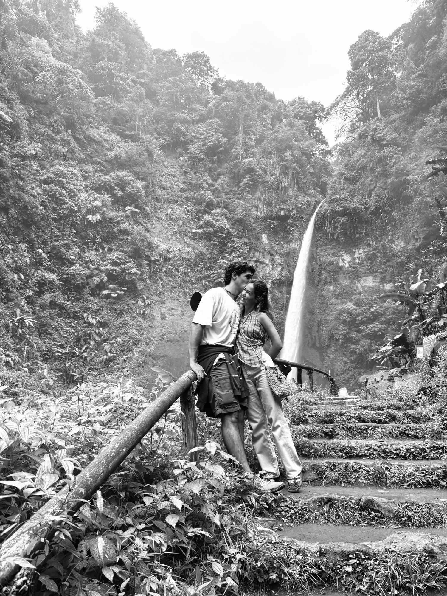 María y Álvaro en la montaña junto a una cascada
