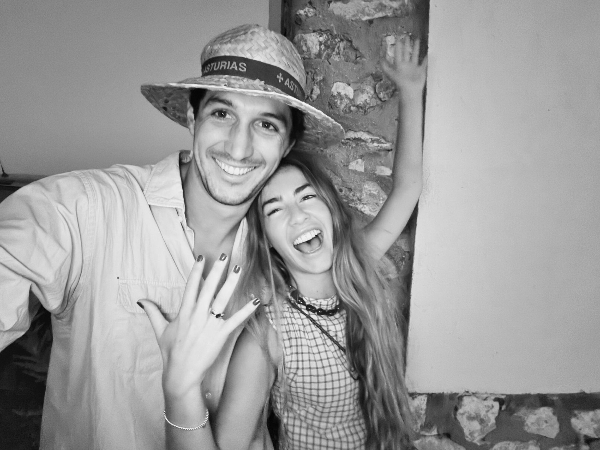 María y Álvaro sonriendo en una selfie, él con sombrero de paja